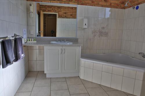 a bathroom with a tub and a sink at Wonthaggi Motel in Wonthaggi