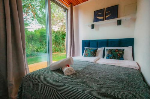 um quarto com uma cama e uma janela grande em Legowisko bed & sauna Szczyrk em Szczyrk