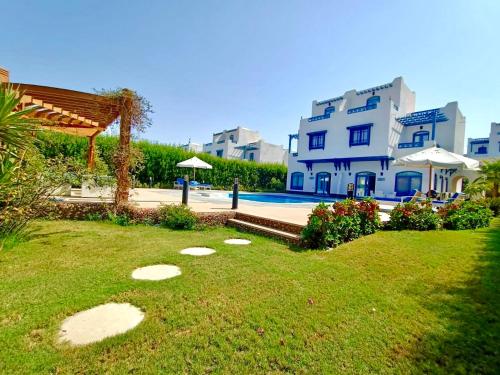 a yard with a building and a swimming pool at Luxury Villa with pool in Hurghada in Hurghada
