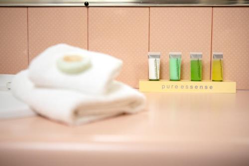 a shelf with towels and cosmetics on a table at Park Motor Inn in Toowoomba