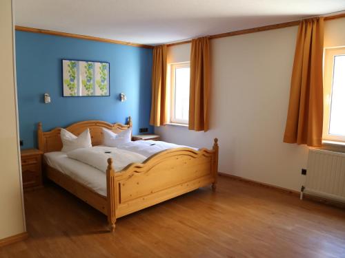 A bed or beds in a room at Stadtcafé Hotel garni