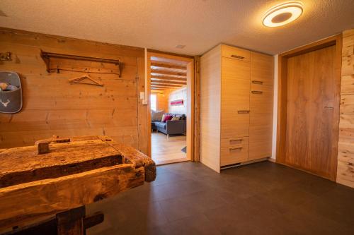 Chalet Rösi - Ferienwohnung mit Hot Pot & Bergsicht