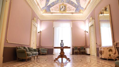 a room with pink walls and a ceiling with a vase at Palazzo Francesco Grassi in Aradeo