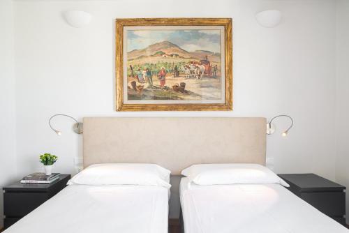 - 2 lits dans une chambre ornée d'une peinture murale dans l'établissement Apartments Florence - Pier Capponi Duomo, à Florence