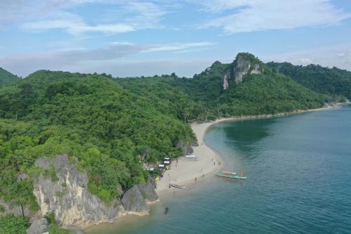 eine Luftansicht eines Strandes mit Menschen darauf in der Unterkunft Borawan Island Resort by Cocotel in Quezon