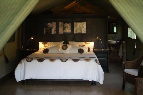 מיטה או מיטות בחדר ב-Beka Idube Bushveld Retreat