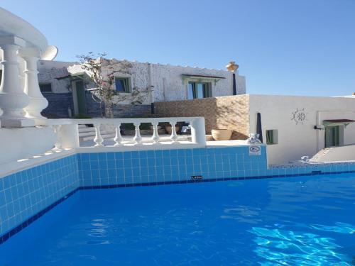 uma piscina com piso em azulejo azul e uma piscina em Room in Studio - One Room Private Suite em Hersonissos