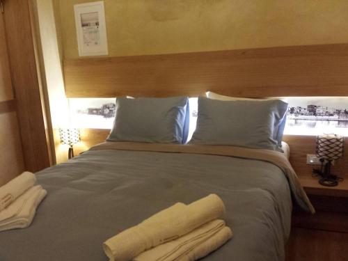 een slaapkamer met een bed met twee handdoeken erop bij Room in Guest room - We Offer A Pleasant Holiday In A Beautiful Setting in Chersonissos