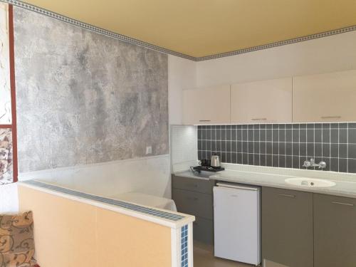 uma casa de banho com um lavatório e um WC num quarto em Room in Studio - Crete Island suite Collection adults em Hersonissos