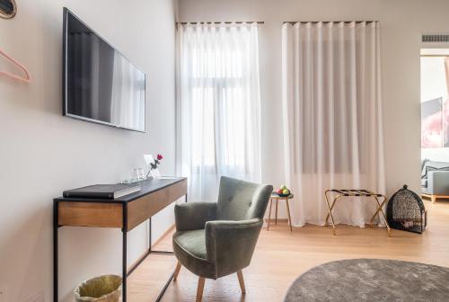 TV a/nebo společenská místnost v ubytování Blooms Botanical Rooms