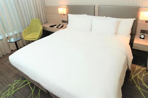 Postel nebo postele na pokoji v ubytování Holiday Inn Express Hong Kong Kowloon CBD2 by IHG
