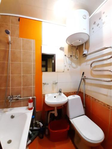 a bathroom with a toilet and a sink at 1 комн кв остановка дворец спорта строитель, рядом с улицей химиков in Cherkasy