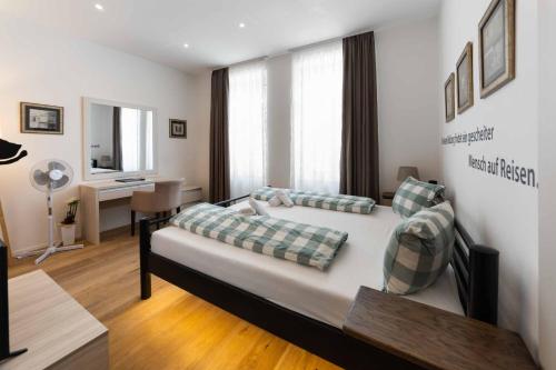 a bedroom with a bed and a desk in a room at Triangle Apartments in Gießhübl