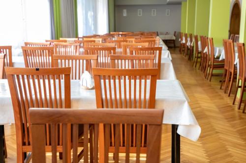 a row of tables and chairs in a room at Zacisze Natura Tour in Spała