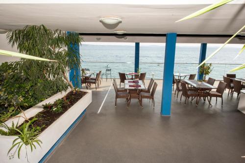 uma varanda com mesas e cadeiras num navio de cruzeiro em Apartments Zanic on The Beach em Podstrana