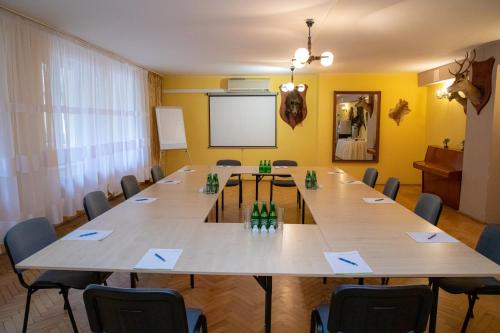 a conference room with a large table and chairs at Zacisze Natura Tour in Spała