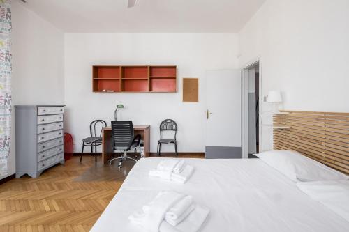Una cama o camas en una habitación de Quiet and Cozy Urban Apartment by Wonderful Italy