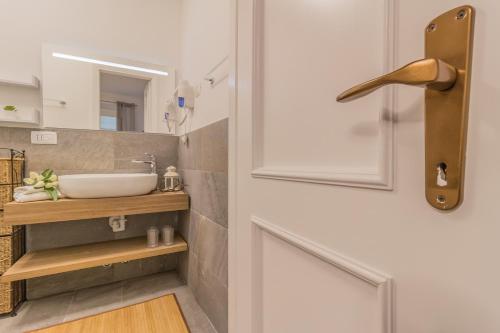łazienka z umywalką i drzwiami w obiekcie Casa Camelia Varenna w mieście Varenna