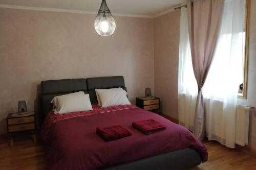 AnzinにあるDOLCE VITA : maison 4 chambresのベッドルーム1室(赤いシーツと窓付きの大型ベッド1台付)