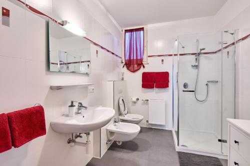 NovacellaにあるApartmenthaus Haringerの洗面台とシャワー付きの白いバスルーム