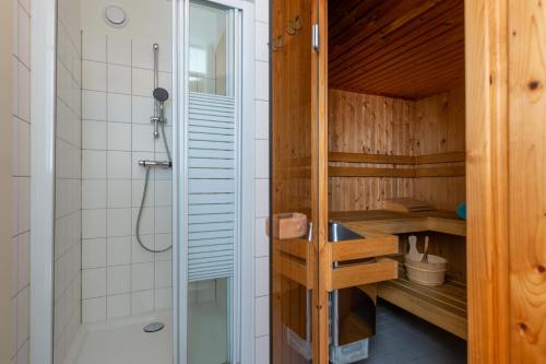 uma casa de banho com um chuveiro e um lavatório. em Antibes 258 - Kustpark Village Scaldia em Hoofdplaat