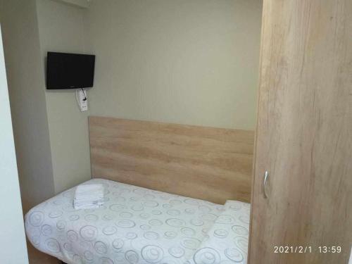 Dormitorio pequeño con cama y TV en Borja, en Borja