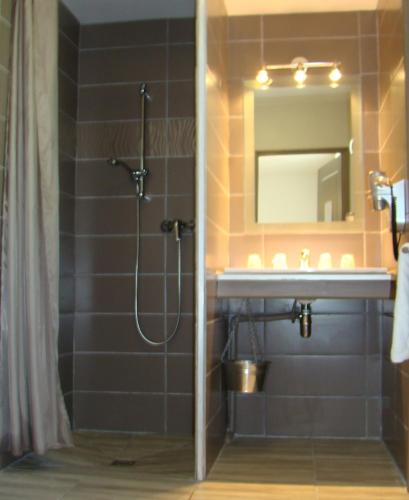 Ein Badezimmer in der Unterkunft Atlantic Hôtel