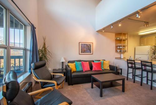 Ruang duduk di Lodge 27 with Gear Storage Onsite