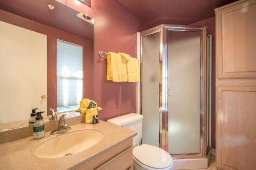 Bilik mandi di Lodge 27 with Gear Storage Onsite