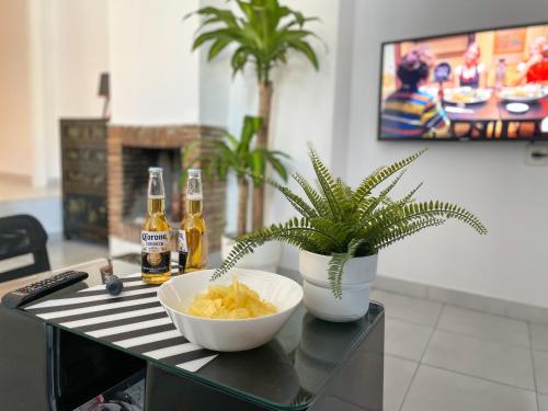 stół z miską ananasa i dwie butelki piwa w obiekcie Tossa Center Attic & Terrace w Tossa de Mar