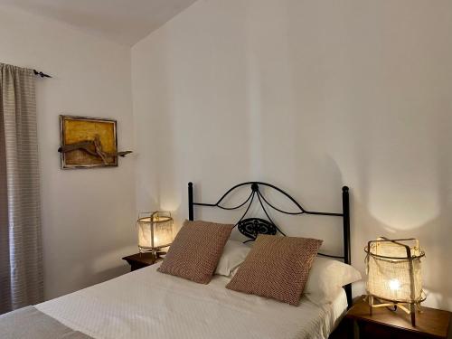 a bedroom with a bed with two lamps on it at Quinta dos Amarelos in Vaiamonte