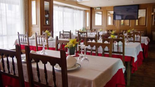 A restaurant or other place to eat at Hotel City Express Comercio