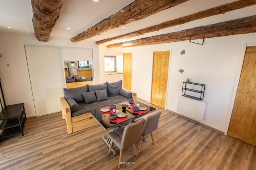 un salon avec un canapé et une table dans l'établissement La Grange des Riders, à Saint-Lary-Soulan