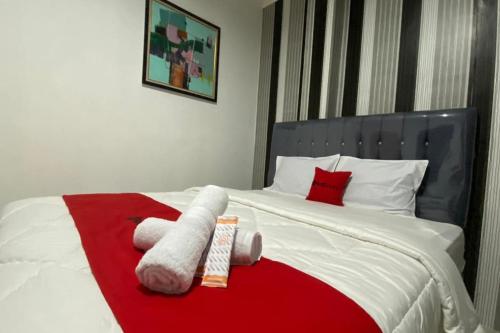 Tempat tidur dalam kamar di RedDoorz Plus @ Rawamangun