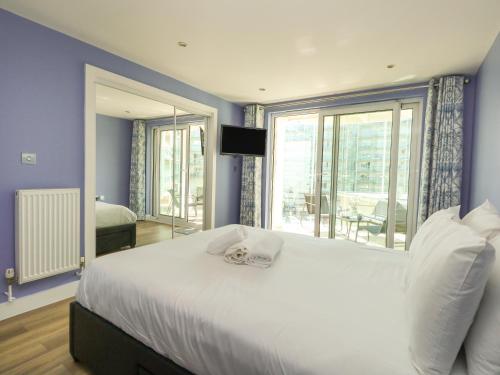 a bedroom with a large bed with a large window at Sunrise Hill in Portland