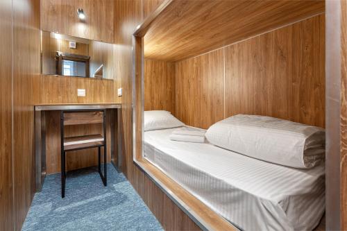 Säng eller sängar i ett rum på KIGO Liner mini-hotel