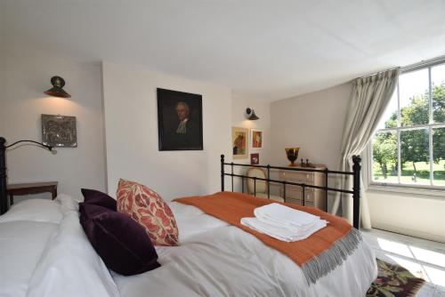 a bedroom with a bed and a window at Matchbox in Winchelsea