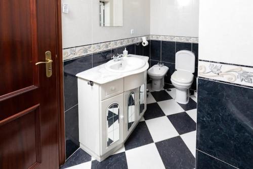 a bathroom with a sink and a toilet at NuvemCristina in Olho Marinho