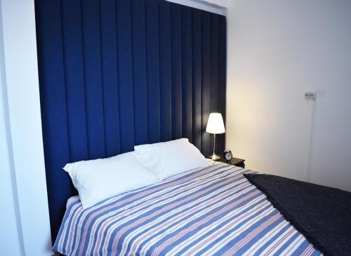 a bedroom with a bed with a blue wall at Batalhoz House II in Cartaxo