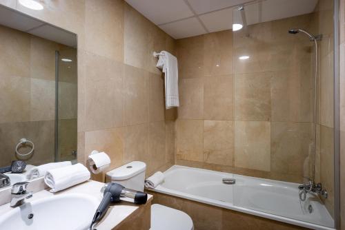 Koupelna v ubytování Madrid Airport Suites, Affiliated by Meliá