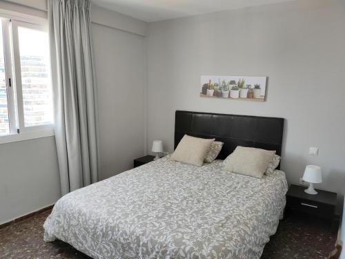 a bedroom with a large bed with two pillows at Apartamento Veracruz - Primera Linea de Playa in Benidorm