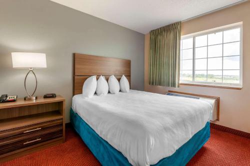 MainStay Suites Dubuque at Hwy 20 tesisinde bir odada yatak veya yataklar