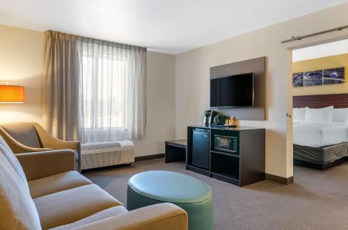 Μια τηλεόραση ή/και κέντρο ψυχαγωγίας στο Sleep Inn & Suites Great Falls Airport