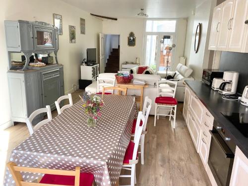 une cuisine et un salon avec une table et des chaises dans l'établissement La Maison des Remparts - Gite 3 etoiles pour 8 pers a Loches, à Loches