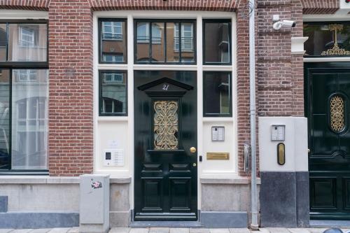 a green door on a brick building at Golden Mansion Aparthotel in Amsterdam