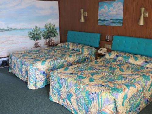 a hotel room with two beds at Sugarloaf Lodge in Sugarloaf Shores