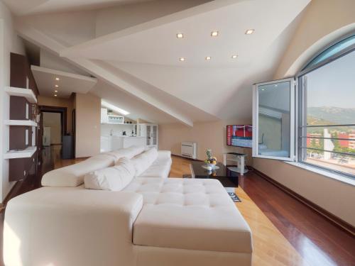 Una cama o camas en una habitación de Skyline Penthouse Budva