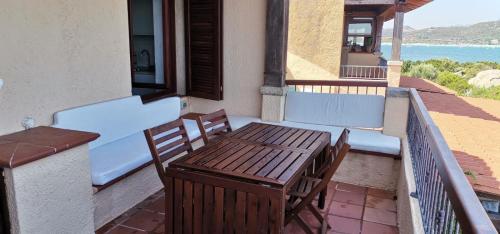 a patio with a table and chairs on a balcony at Casa Pedra Concada in Santa Marinella