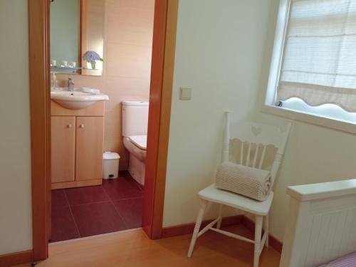 ヴィラ・ノーヴァ・デ・セルヴェイラにあるCerqueira's Houseのバスルーム(シンク、トイレ、椅子付)