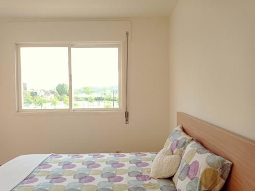 1 dormitorio con cama y ventana en Cerqueira's House, en Vila Nova de Cerveira